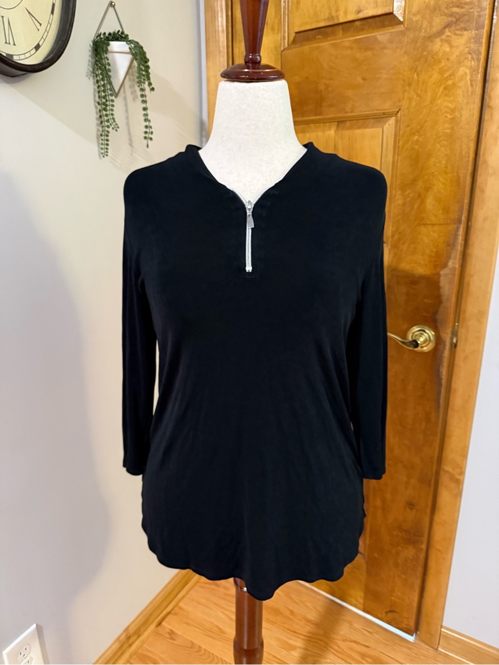 Women's Black Long-Sleeve Zip-Front Chicos Travelers Size 1. (Medium)